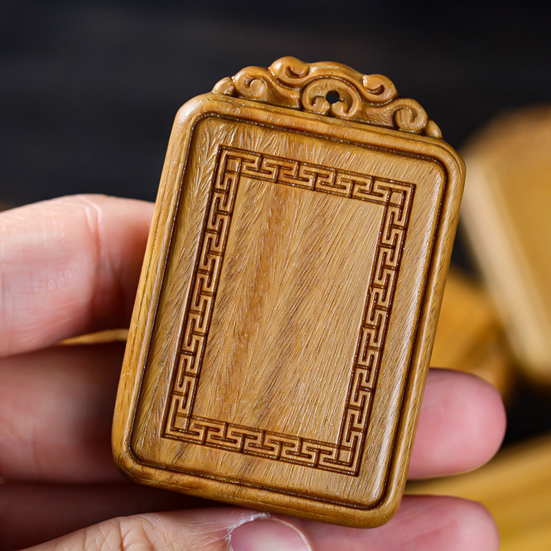 Zelený santalový drevený visací ornament s vyrezávaním
