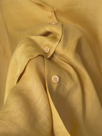 Női ing Tencel-len keverékből gyömbérsárga színben, paneles kialakítás, laza szabás, hosszú ujjú, polo gallér, kardigán-stílusú ing, tavasz 2026