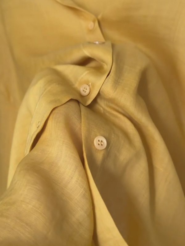 Női ing Tencel-len keverékből gyömbérsárga színben, paneles kialakítás, laza szabás, hosszú ujjú, polo gallér, kardigán-stílusú ing, tavasz 2026