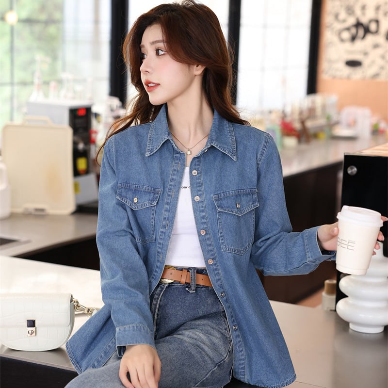 Ženska vintage denim košulja za jesen 2026 – retro stil, slojevita uz plavi unutarnji top