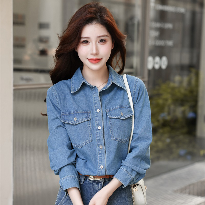 Ženska vintage denim košulja za jesen 2026 – retro stil, slojevita uz plavi unutarnji top