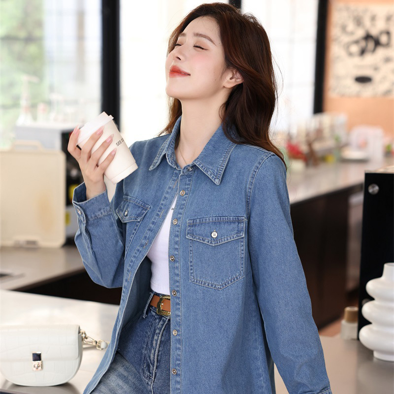 Ženska vintage denim košulja za jesen 2026 – retro stil, slojevita uz plavi unutarnji top
