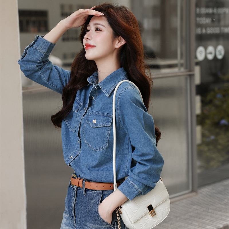 Ženska vintage denim košulja za jesen 2026 – retro stil, slojevita uz plavi unutarnji top