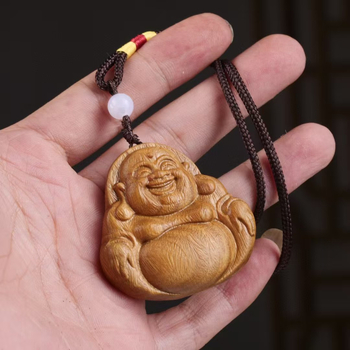 Zelené santalové drevo, vyrezávaný prívesok Maitreja Budha