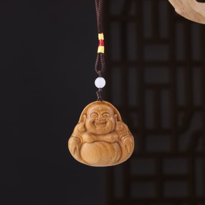 Zelené santalové drevo, vyrezávaný prívesok Maitreja Budha
