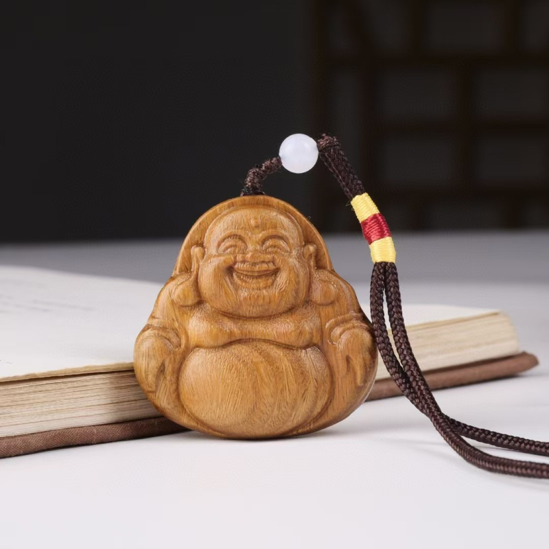 Zelené santalové drevo, vyrezávaný prívesok Maitreja Budha