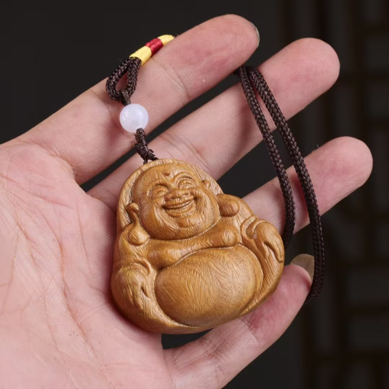 Zelené santalové drevo, vyrezávaný prívesok Maitreja Budha