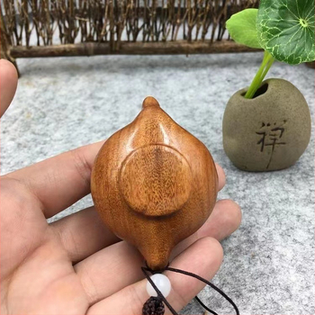 Drevený prívesok s rúčkou z rosewood a vyrezávaním yabai, drevená dekorácia