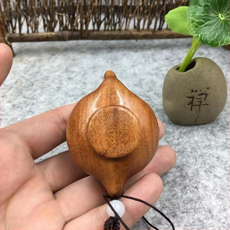 Drevený prívesok s rúčkou z rosewood a vyrezávaním yabai, drevená dekorácia