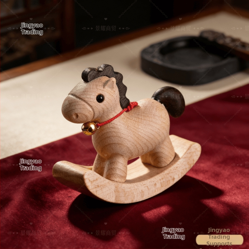 Drevený ozdobný predmet v tvare zvončeka so zodiakálnym koňom, vyrezávaný z bieleho javorového dreva a ebenového dreva