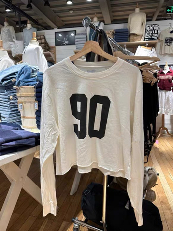BRADY MENVIHE Bijela majica s dugim rukavima u američkom stilu, digitalni print s brojem 90, poderan rub, udoban široki kroj za žene