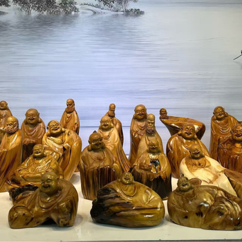 Koreňová rezba z tuje: Budha Maitreja so dvanástimi znameniami zverokruhu – ručne vyrezávaná drevená figúrka na ozdobu