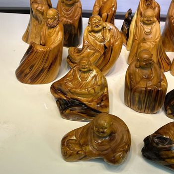 Koreňová rezba z tuje: Budha Maitreja so dvanástimi znameniami zverokruhu – ručne vyrezávaná drevená figúrka na ozdobu