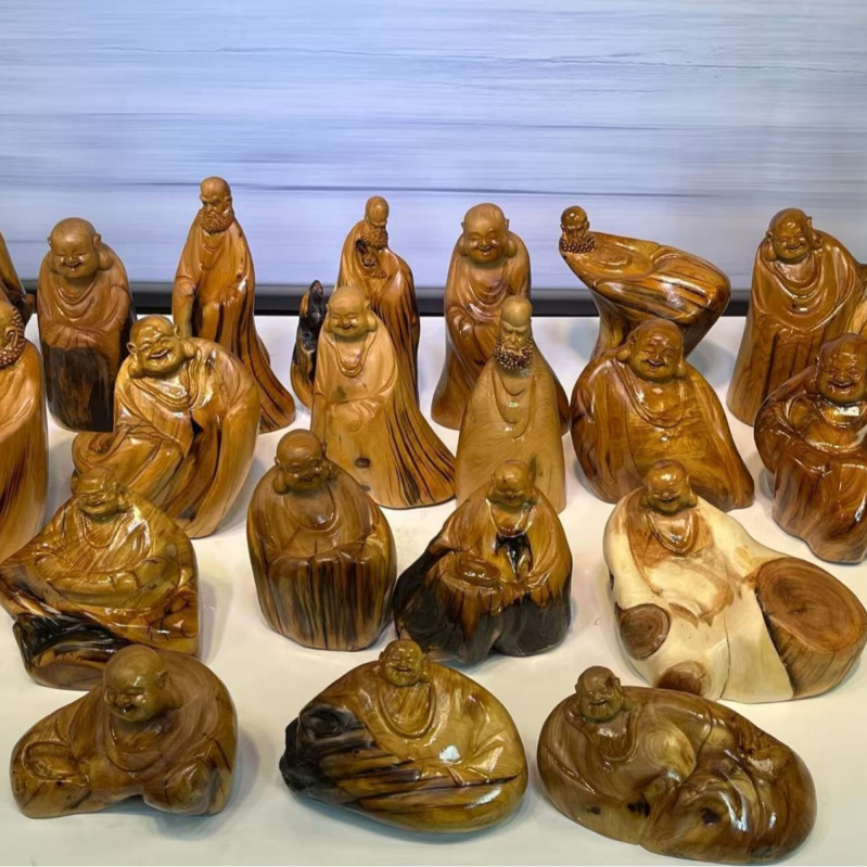 Koreňová rezba z tuje: Budha Maitreja so dvanástimi znameniami zverokruhu – ručne vyrezávaná drevená figúrka na ozdobu