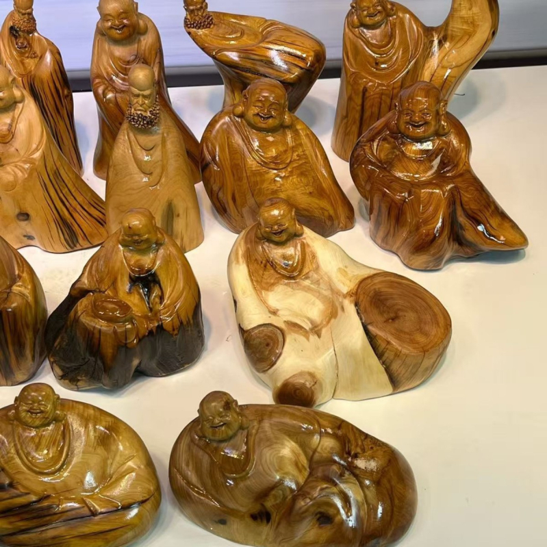 Koreňová rezba z tuje: Budha Maitreja so dvanástimi znameniami zverokruhu – ručne vyrezávaná drevená figúrka na ozdobu