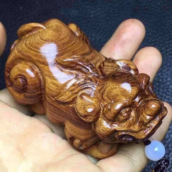Pixiu ručne vyrezávaná drevená ozdoba z Huanghuali, s akcentmi rosewood a vlašského orecha, masívne drevo