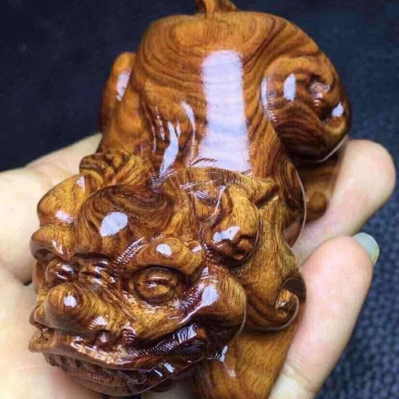 Pixiu ručne vyrezávaná drevená ozdoba z Huanghuali, s akcentmi rosewood a vlašského orecha, masívne drevo