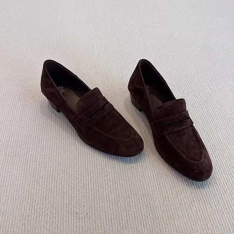 Ženski loaferi od brušene kože, slip-on, okrugla nosnica, debeli potpetica, retro stil