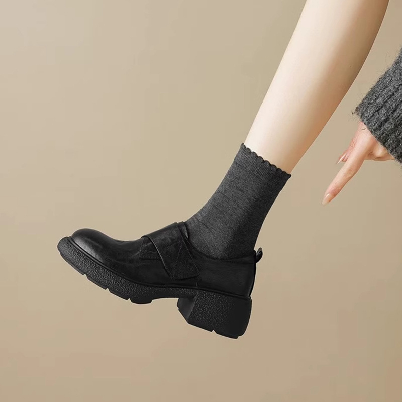 Női tehénbőr loafer Velcro-val, 5 cm mély nyílás, vastag talp, valódi bőr