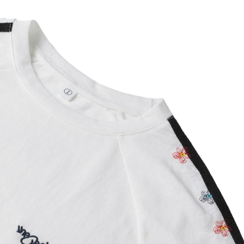 Bijeli ženski T-shirt s vezom cvijeća, raglan rukavi, blok boja, lagan materijal, zaštita od sunca, proljeće i jesen, ležerni chic kroj