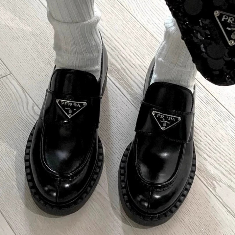 Ženske loaferice s debelim potplatom i niskim heelom, okrugli vrh, kožni gornji dio, svestrane dnevne cipele s trokutnim logom