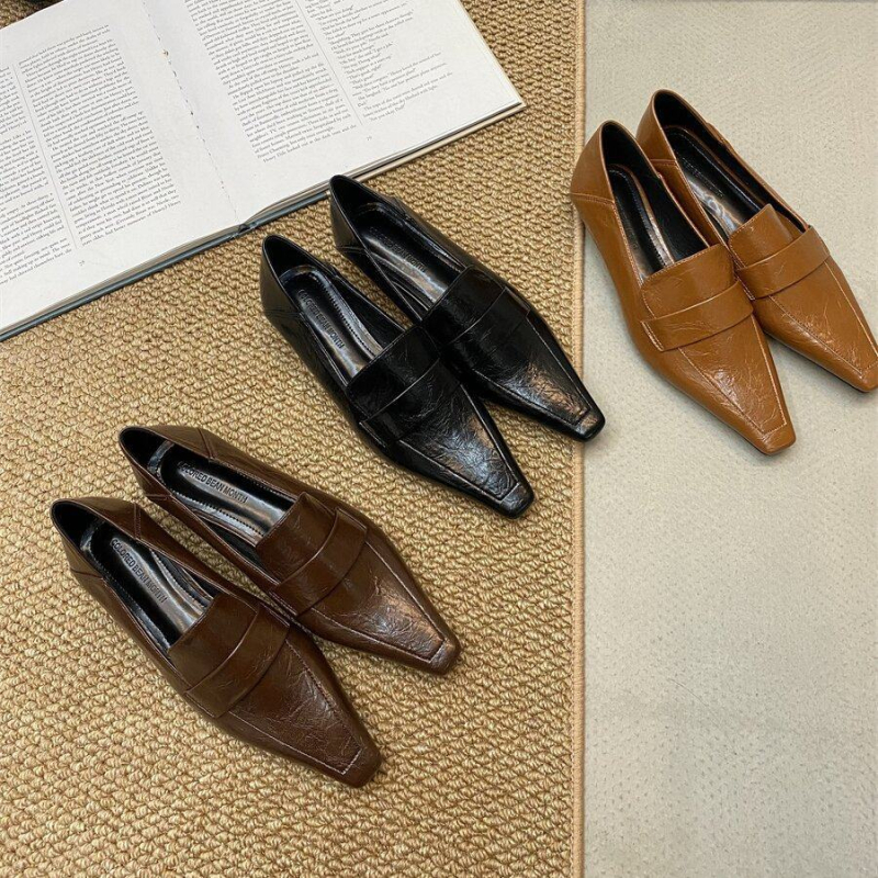 Ženske loaferice u britskom retro stilu, špicastim nosom i niskim petom