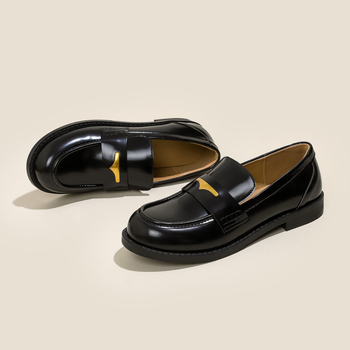 Női bőr loaferek retró brit stílusban, slip-on kialakítás, puha és vastag talpú, kényelmes viselet, szoknyához párosíthatók