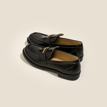 Női bőr loaferek retró brit stílusban, slip-on kialakítás, puha és vastag talpú, kényelmes viselet, szoknyához párosíthatók