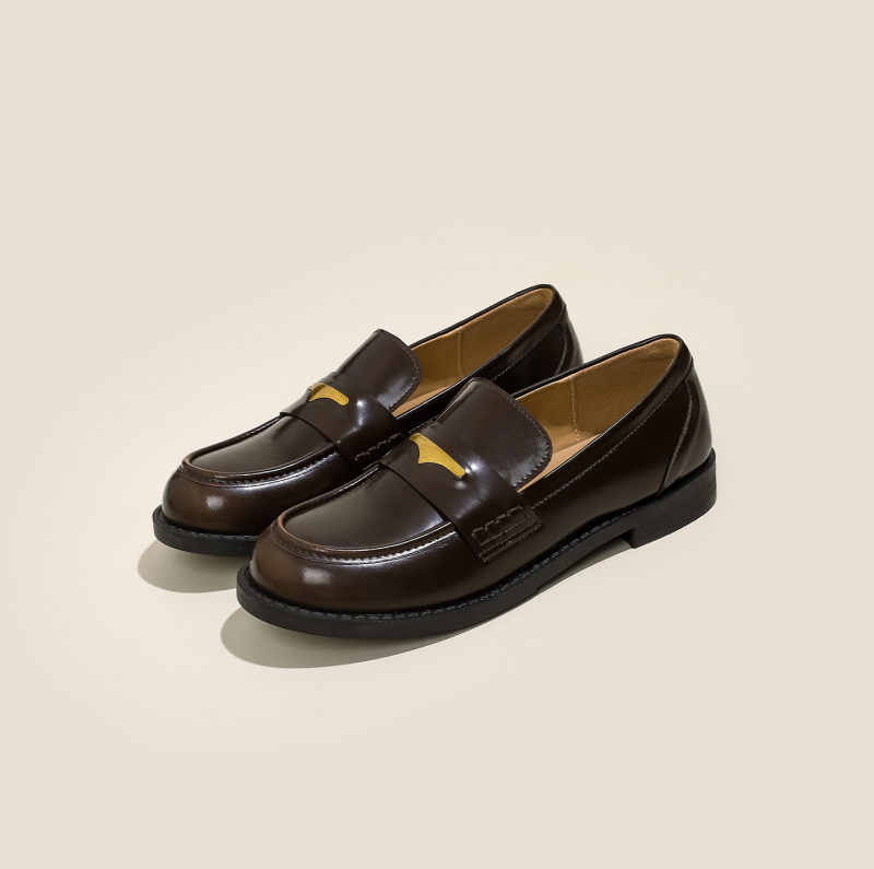 Női bőr loaferek retró brit stílusban, slip-on kialakítás, puha és vastag talpú, kényelmes viselet, szoknyához párosíthatók