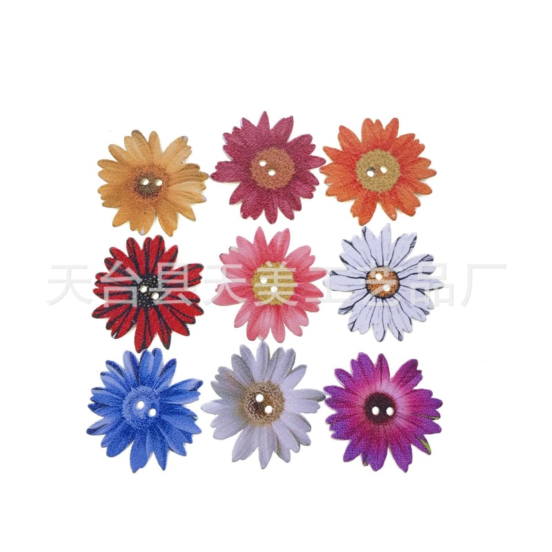 Drevený gombík s karikatúrnym kvetom – kawaii pre deti