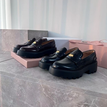 Mocasin dama din piele naturală, stil britanic, toc gros 3–5 cm, slip-on, detaliu cu mărgele la margine, vârf rotund, căptușeală din piele de miel