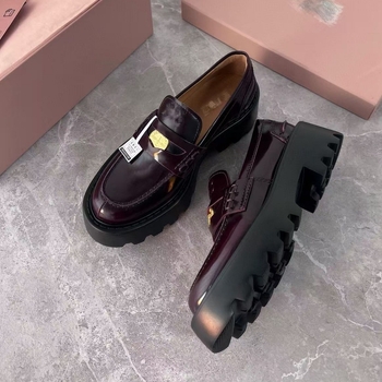 Mocasin dama din piele naturală, stil britanic, toc gros 3–5 cm, slip-on, detaliu cu mărgele la margine, vârf rotund, căptușeală din piele de miel