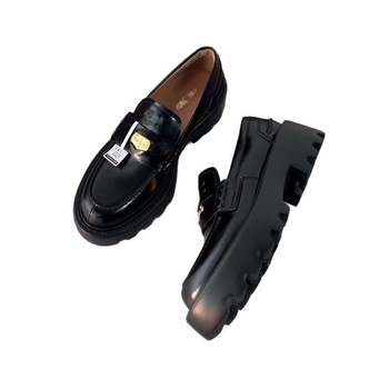 Mocasin dama din piele naturală, stil britanic, toc gros 3–5 cm, slip-on, detaliu cu mărgele la margine, vârf rotund, căptușeală din piele de miel