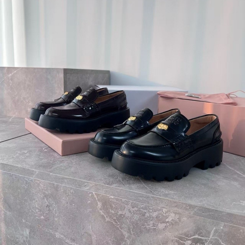 Mocasin dama din piele naturală, stil britanic, toc gros 3–5 cm, slip-on, detaliu cu mărgele la margine, vârf rotund, căptușeală din piele de miel