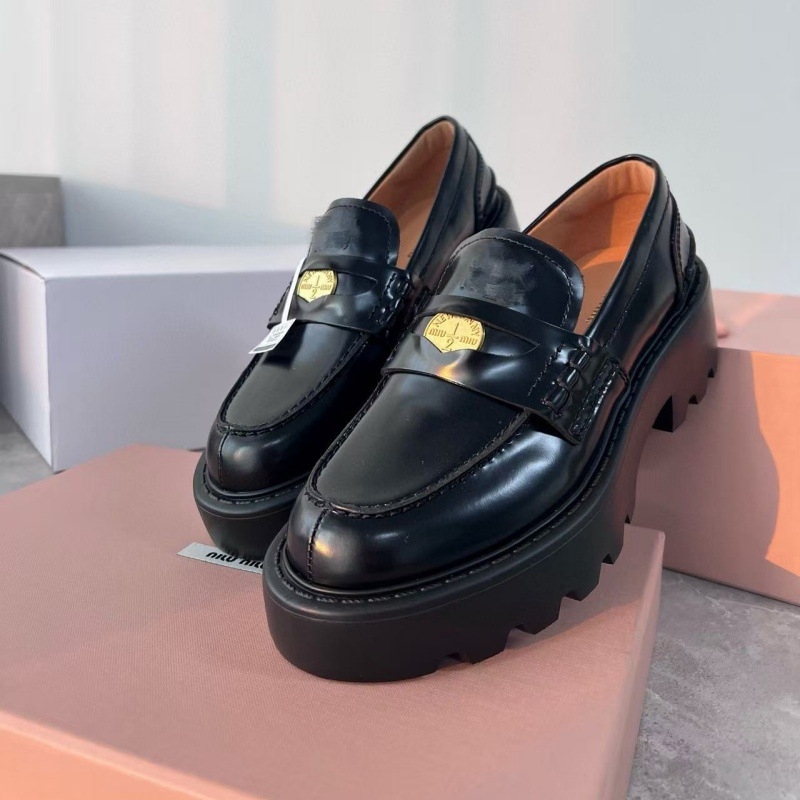 Mocasin dama din piele naturală, stil britanic, toc gros 3–5 cm, slip-on, detaliu cu mărgele la margine, vârf rotund, căptușeală din piele de miel