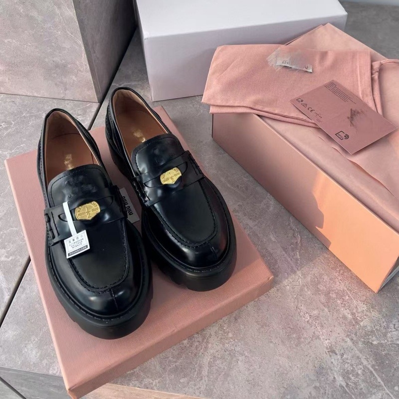 Mocasin dama din piele naturală, stil britanic, toc gros 3–5 cm, slip-on, detaliu cu mărgele la margine, vârf rotund, căptușeală din piele de miel