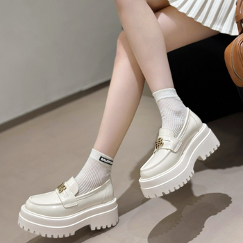 Női bőr loafers platformos talppal, alacsony sarokkal, slip-on, fém csattal
