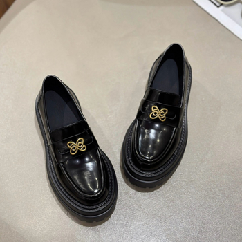 Női bőr loafers platformos talppal, alacsony sarokkal, slip-on, fém csattal