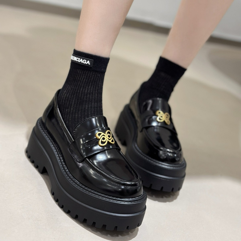 Női bőr loafers platformos talppal, alacsony sarokkal, slip-on, fém csattal