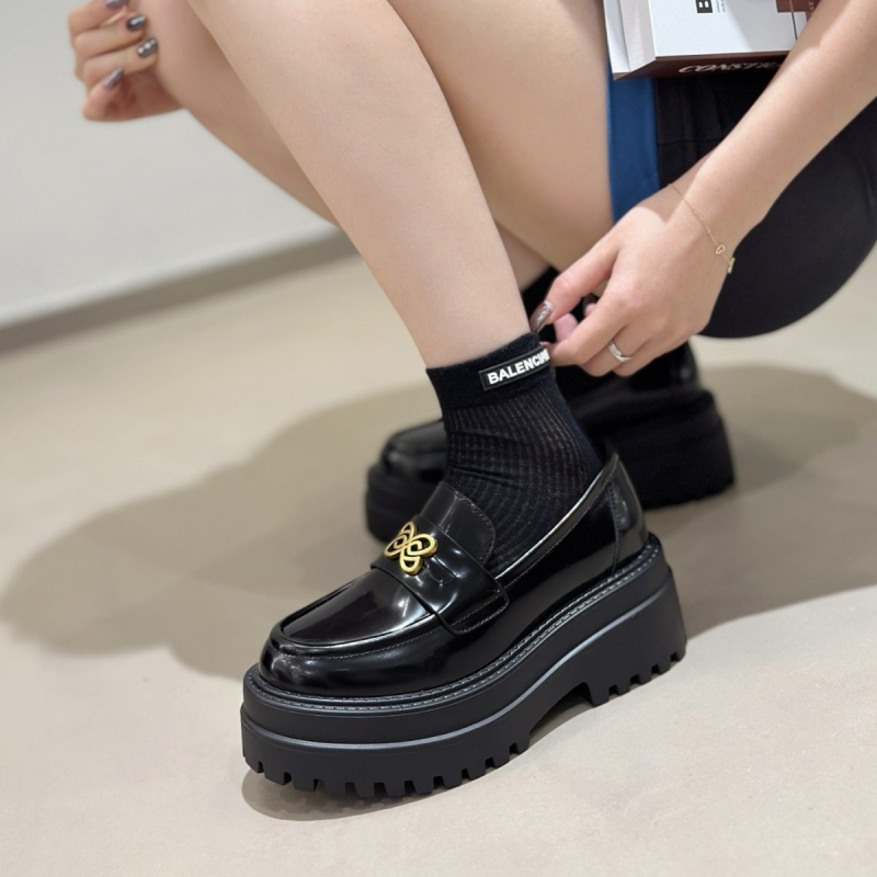 Női bőr loafers platformos talppal, alacsony sarokkal, slip-on, fém csattal