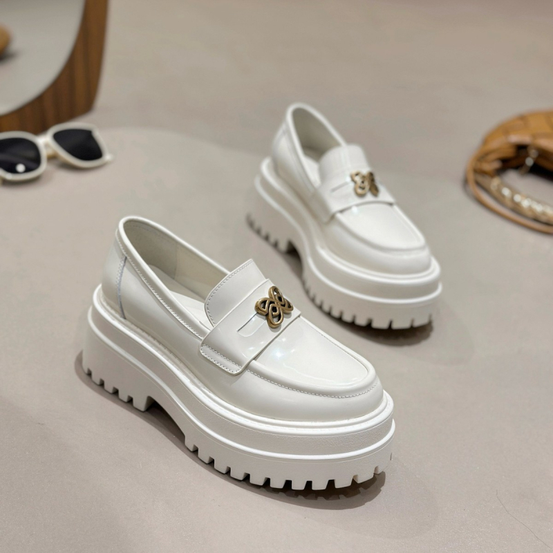 Női bőr loafers platformos talppal, alacsony sarokkal, slip-on, fém csattal