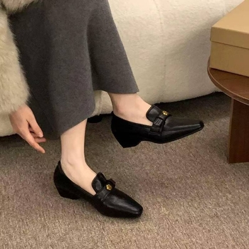 Ženske loaferice u Old Money stilu, slip-on, okruglog vrha, niska potpetica, velur završnica