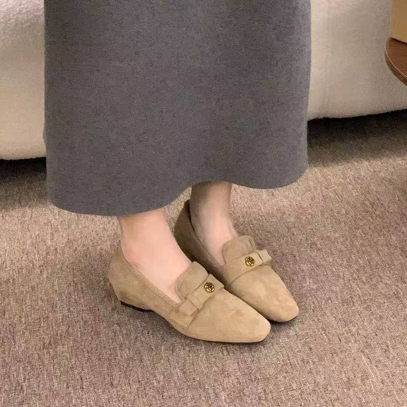 Ženske loaferice u Old Money stilu, slip-on, okruglog vrha, niska potpetica, velur završnica