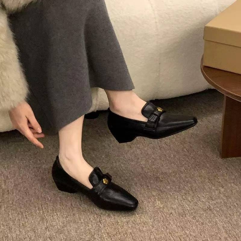 Ženske loaferice u Old Money stilu, slip-on, okruglog vrha, niska potpetica, velur završnica