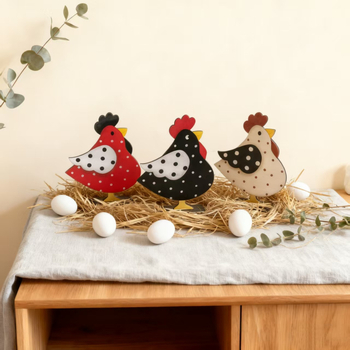 Drevený veľkonočný ornament – sliepka na stole