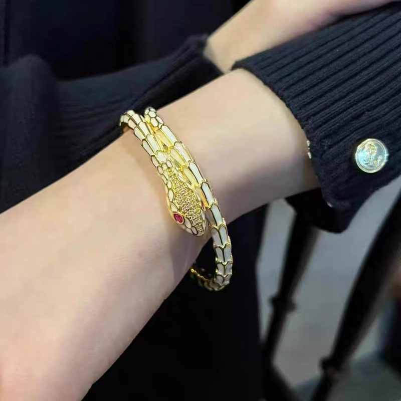 Pozlaćena narukvica s motivima zelene i bijele zmije, antik zlatni završetak, elegantna i svestrana.