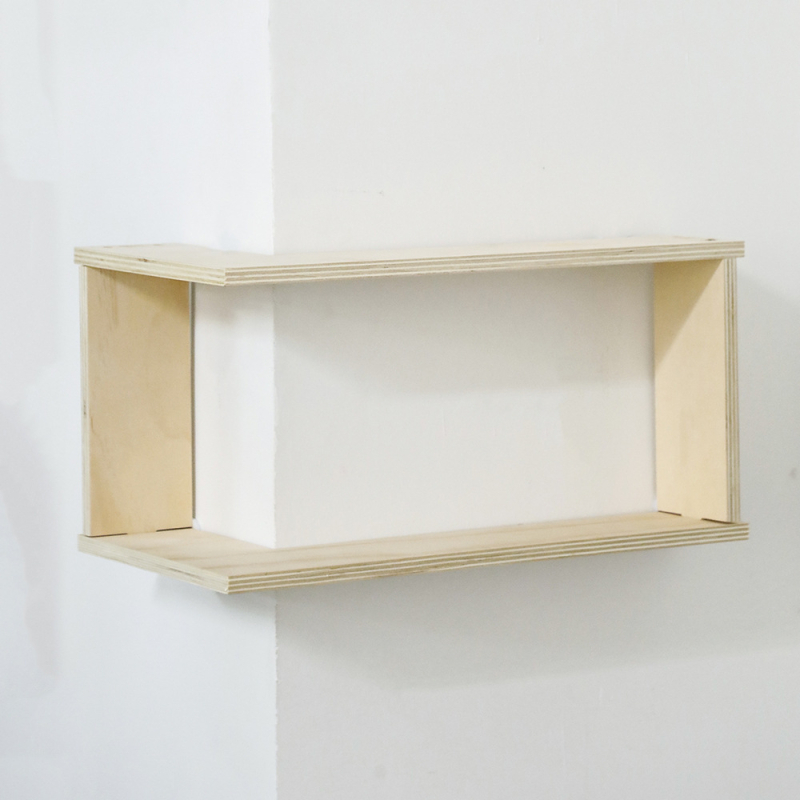Drevená dekorácia na stenu s dvojposchodovým stojanom na kvetináče, moderný minimalistický štýl