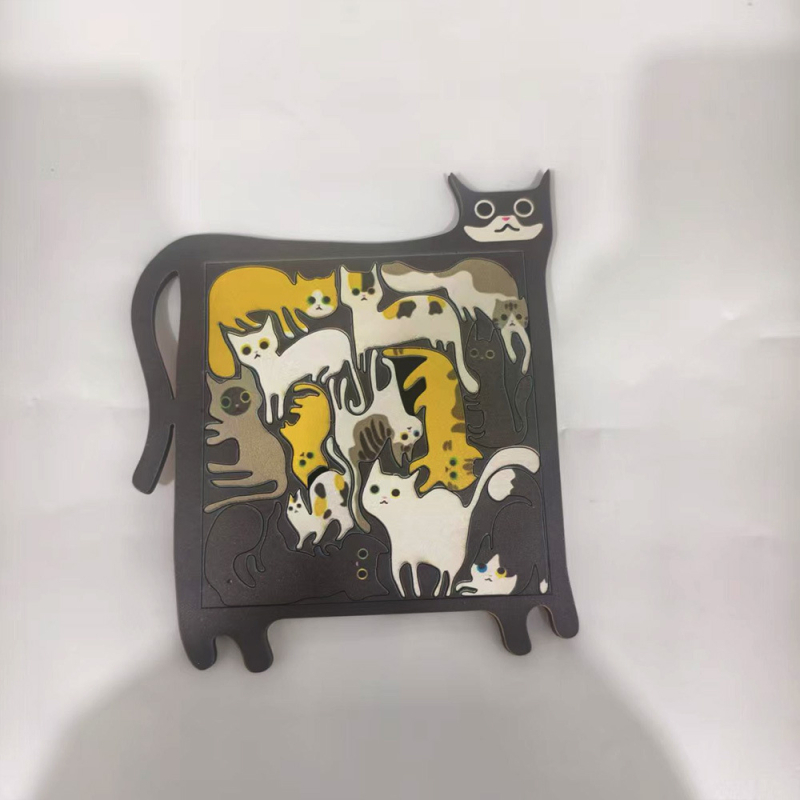 Drevené puzzle v tvare mačky s rôznymi tvarmi mačiatok.