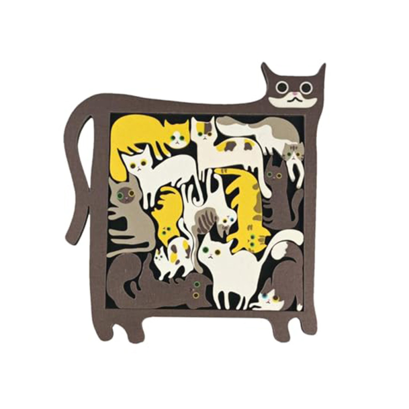 Drevené puzzle v tvare mačky s rôznymi tvarmi mačiatok.