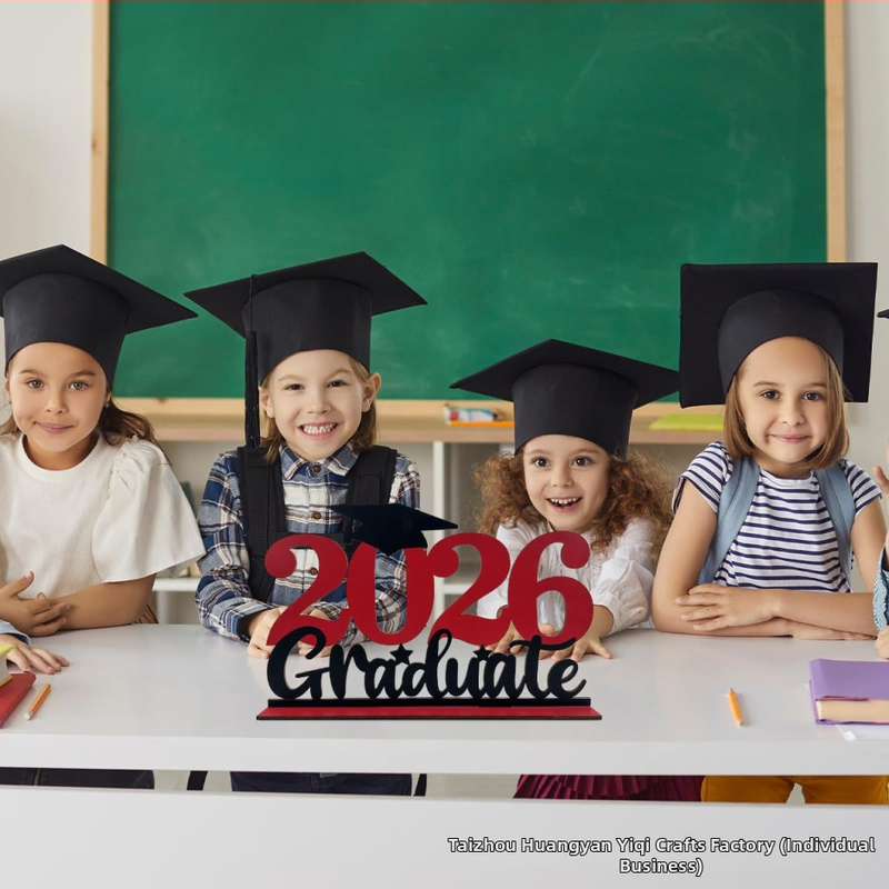 Drevený nápis a rekvizita na fotenie k univerzitnej promócii, darček 2026